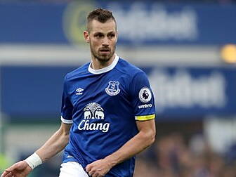 Morgan Schneiderlin hits out a...